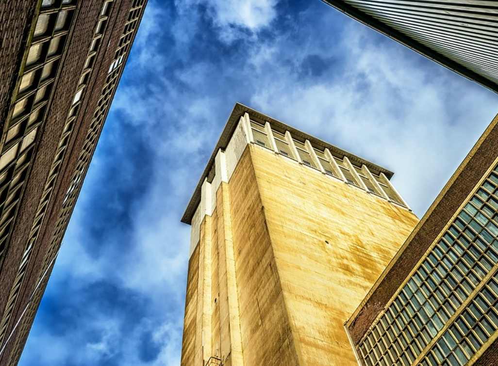 A indústria farmacêutica vem crescendo ano ano, impulsionadas pelo aumento de vendas de medicamentos, principalmente dos medicamentos patenteados e do