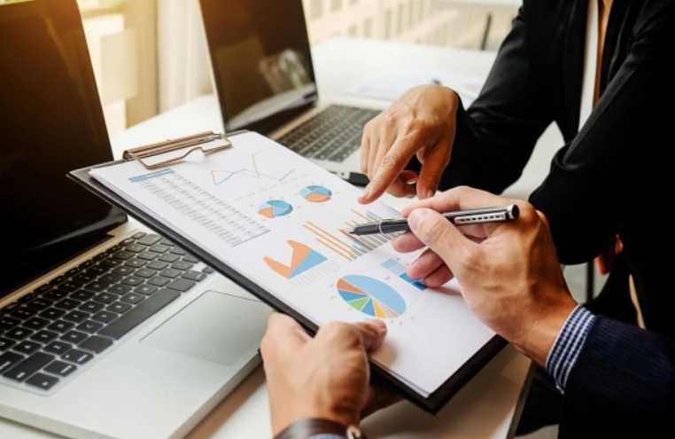 A tendência de compra de farmacêuticas foi recorrente durante o ano de 2011, com diversas fusões e separações, onde as empresas buscam ampliar seu mer