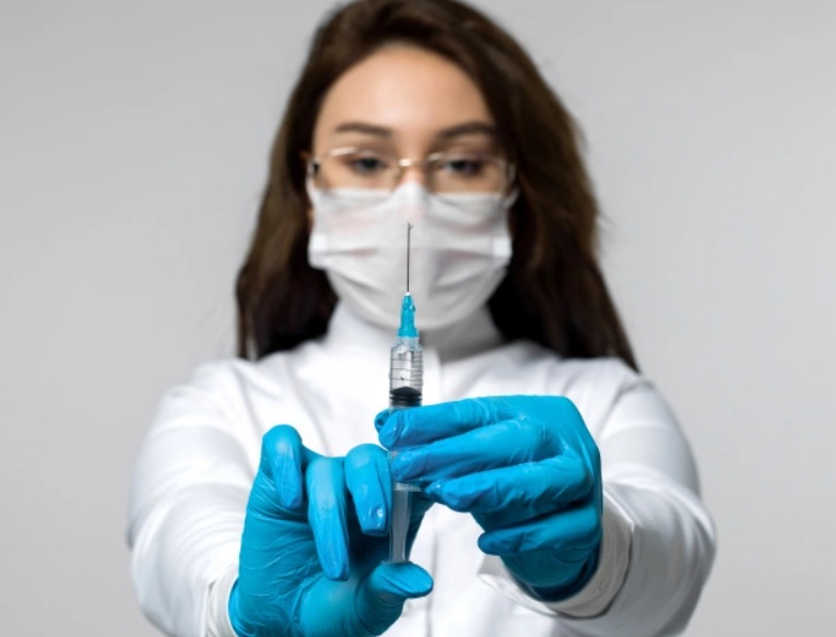 O Sotrovimabe um anticorpo monoclonal feito em laboratório que imita a capacidade do sistema imunológico de combater o vírus. Ele atua contra a proteí