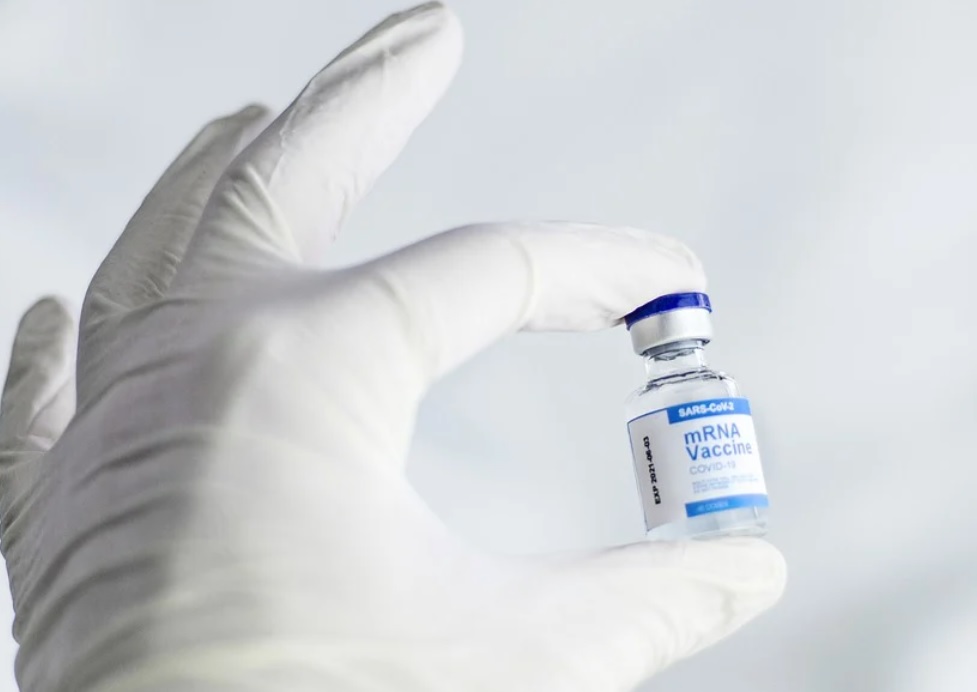 A suspensão da produção da vacina pode afetar países de baixa renda, e atrasar a imunização completa da população.