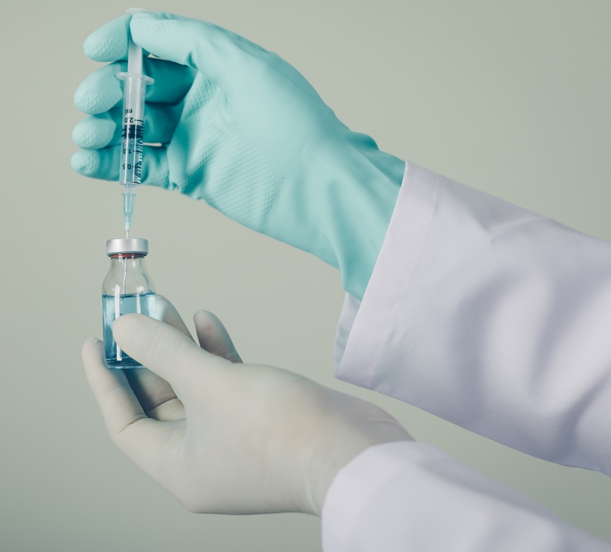 As aprovações realizadas em órgãos internacionais de vigilância em medicamentos, servem como um auxílio para a Anvisa poder aprovar um fármaco no Bras