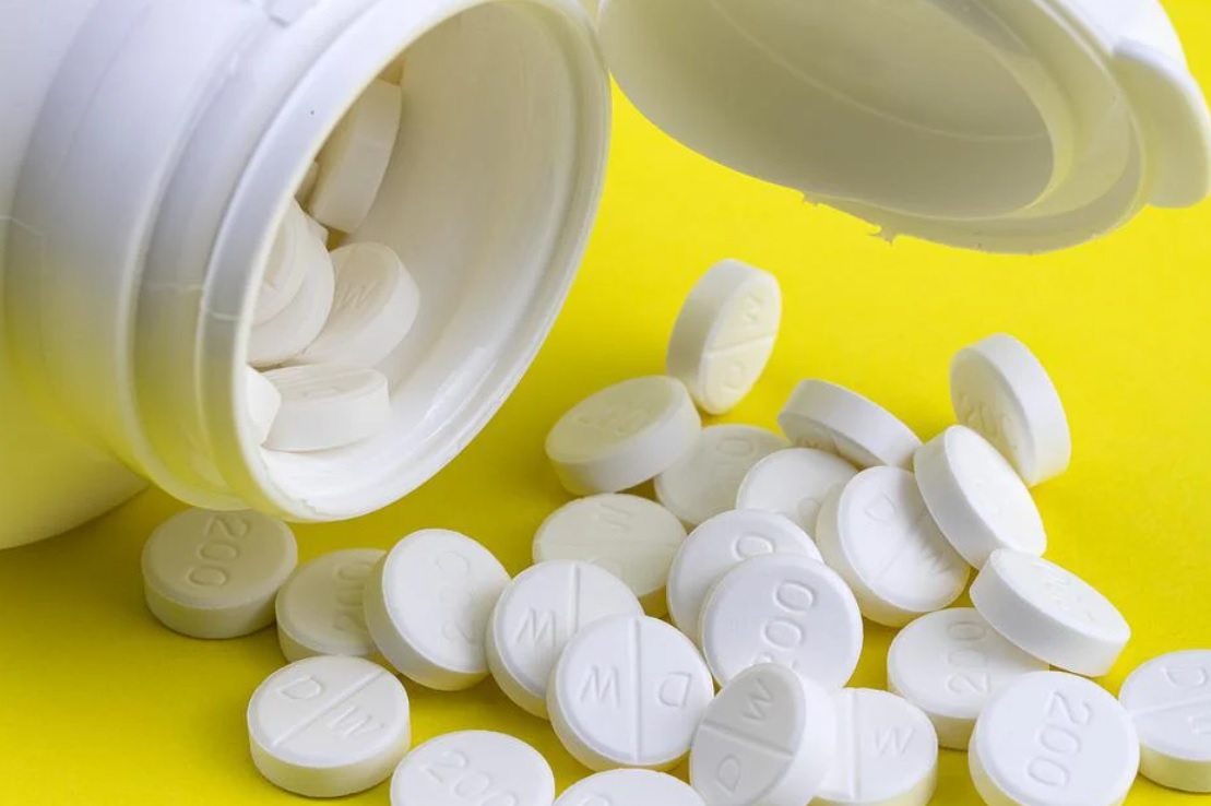 O medicamento oral utilizado contra a COVID-19 não substitui a vacina, mas é uma nova opção no mercado para a tratativa da patologia.