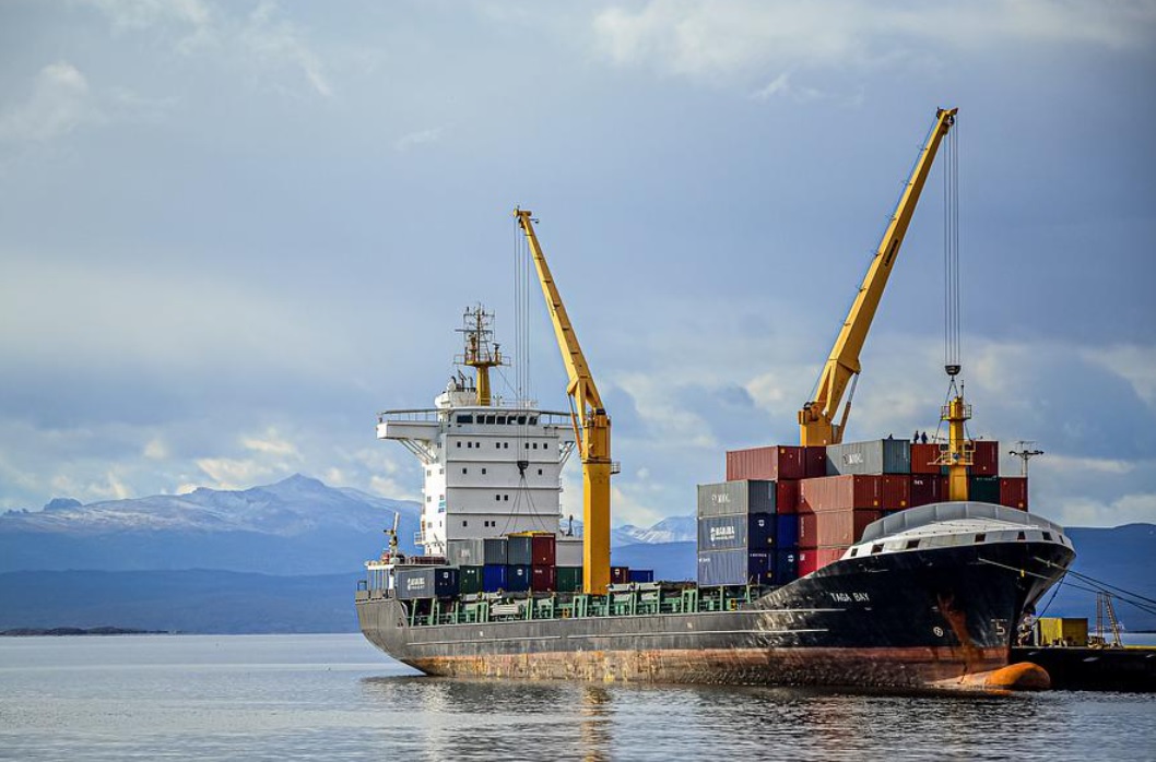 O aumento de frete marítimo impacta toda a cadeia de suprimentos nacional, visto que grande parte das importações provém dessa via.