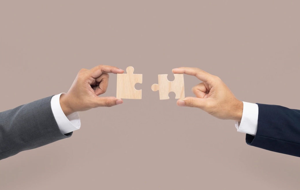 A fusão entre indústrias ampliam o portfólio da empresa holding, e reduz a competitividade no mercado.